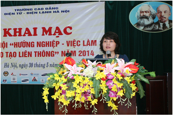 Bà Nguyễn Thị Hằng Nga - Trưởng phòng Đào tạo giới thiệu về nhà trường với các doanh nghiệp